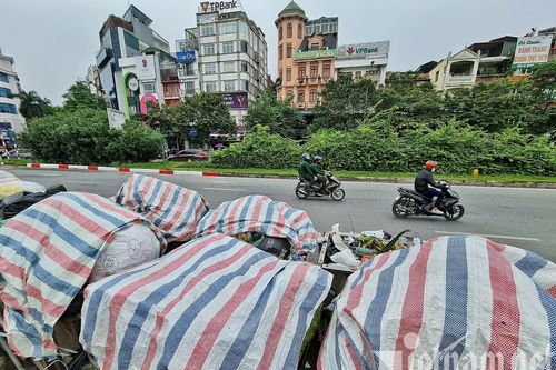Cả loạt xe rác phủ bạt, bốc mùi trên phố Hà Nội