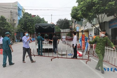 Khẩn trương truy vết khoanh vùng khống chế dịch liên quan đến ca mắc COVID-19 tại phố Nguyễn Tĩnh, phường Đông Hương