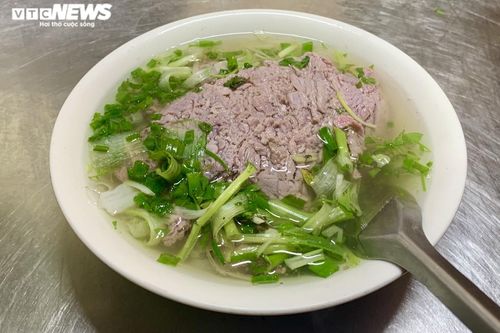 Một bát phở 'còng lưng' gánh cùng lúc giá gas, giá rau xanh, giá xăng tăng vọt