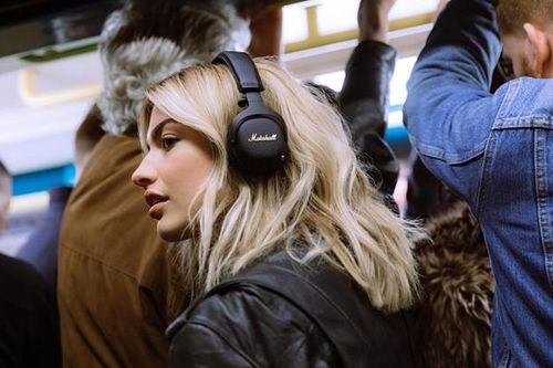 Mặc AirPods 'làm mưa làm gió', phụ kiện thời 'ông bà anh' này mới là lựa chọn của Gen Z