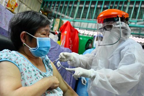 Cần ưu tiên tiêm vaccine Covid-19 cho người lớn tuổi trước trẻ em