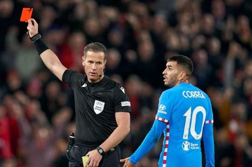 Hậu vệ Atletico nhận thẻ đỏ vì làm ngơ trọng tài