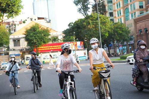 Giới trẻ Sài Gòn hào hứng đạp xe sau giãn cách