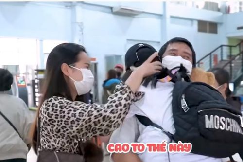 Con gái Lưu Hương Giang khóc nức nở trên vai bố sau thời gian xa cách