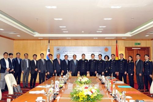 Phó Thủ tướng Hàn Quốc tặng Bằng khen cho Tổng cục trưởng Tổng cục Thuế
