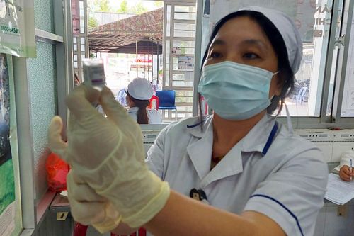 Dịch lan nhanh trong khi tỷ lệ mũi 2 vaccine ở miền Tây còn thấp