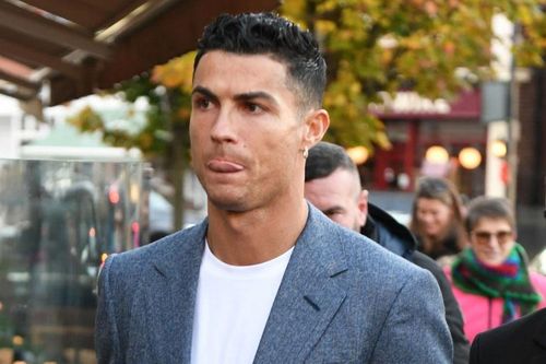Ronaldo nhận vé phạt vì lỗi đỗ xe khi đi ăn trưa cùng đồng đội