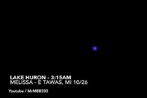 Bất ngờ UFO lập phương nhấp nháy liên hồi trên bầu trời Mỹ?