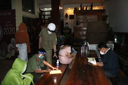 Đắk Lắk: Bất chấp lệnh cấm, quán karaoke vẫn ngang nhiên tổ chức đón khách