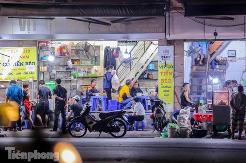 Nhiều hàng quán 'lờ' quy định phòng dịch, thản nhiên hoạt động sau 21 giờ