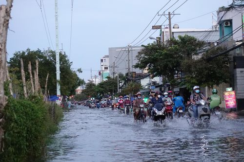 Người dân TPHCM chật vật với triều cường lớn nhất năm