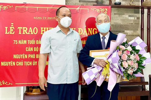 Gia Lai: Trao Huy hiệu 75 năm và 50 năm tuổi Đảng cho các đồng chí nguyên lãnh đạo tỉnh
