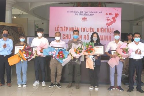 Văn hóa - Nghệ thuật Thông tin văn hóa Trao tặng 39 tư liệu, hiện vật cho Bảo tàng Hồ Chí Minh