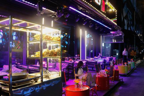 Quán bar ở phố Tây Bùi Viện thành hàng ốc, cơm tấm