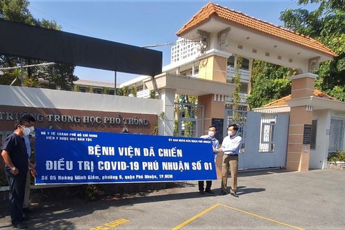 Trường học ở TP.HCM gấp rút tu sửa để kịp đón học sinh trở lại