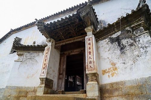 Lạc bước vào dinh thự vua Mèo cổ kính ở Hà Giang