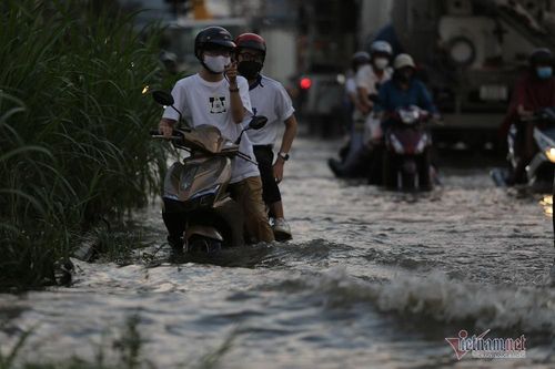 Người dân TP.HCM ngã dúi dụi trên đường do triều cường vượt đỉnh năm 2020