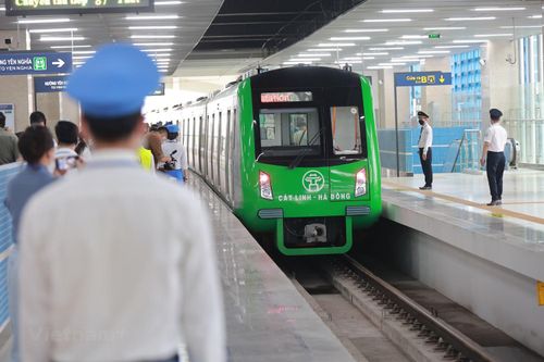 Người dân được đi tàu Cát Linh-Hà Đông sau thời gian dài chờ đợi