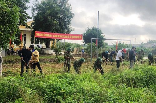100 cán bộ, chiến sĩ Sư đoàn 968 giúp dân chỉnh trang nông thôn mới