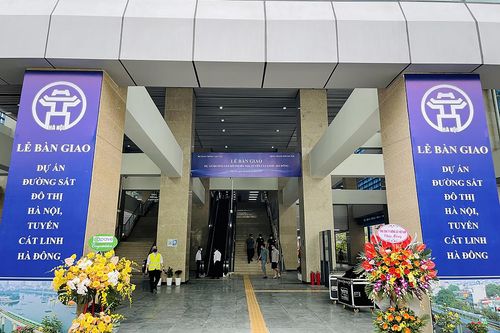 Người dân Thủ đô xếp hàng trải nghiệm đường sắt Cát Linh – Hà Đông