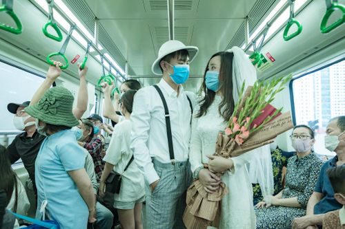 Phát sốt với bộ ảnh cưới chụp trên chuyến tàu điện Cát Linh - Hà Đông