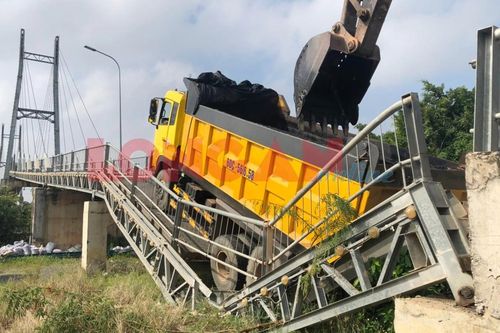 Xe tải chở nhựa đường làm sập cầu ở Long An