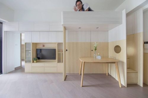 Căn hộ chật chội, gia chủ tạo phòng ngủ ngay phòng khách đầy ấn tượng