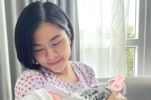 Diễn viên Vân Trang đã xuất viện sau khi hạ sinh song thai, tiết lộ tình trạng hiện tại của 3 mẹ con