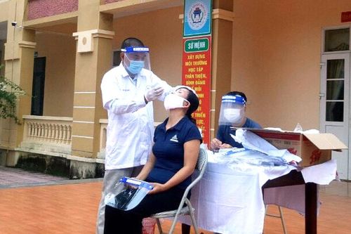 Lâm Thao: Hơn 700 cán bộ, giáo viên, nhân viên được test nhanh kháng nguyên SARS COV-2