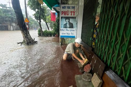 Người dân Quảng Ngãi làm bờ bao ngăn nước vào nhà
