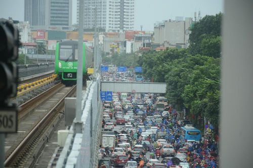 Sáng đầu tuần, tàu điện Cát Linh - Hà Đông băng băng qua điểm ùn tắc