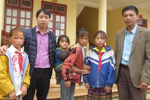 Nghị lực của một học sinh nghèo, khuyết tật người H'Mông
