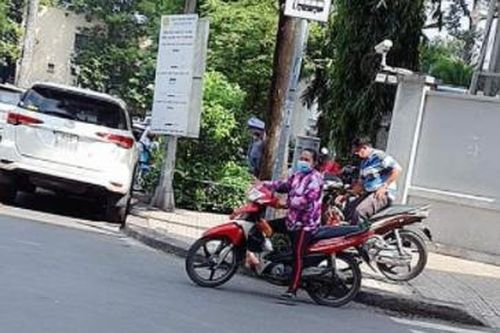 Phạt hành chính nhóm người thu tiền trái phép ô tô gần Bệnh viện Đại học Y dược TP. HCM