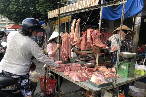 Chợ tự phát nhộn nhịp sau giãn cách