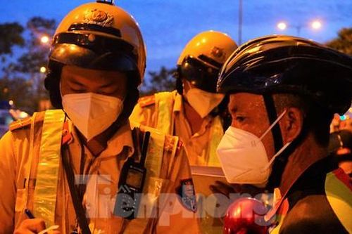 Hàng loạt người đạp xe tập thể dục buổi sáng vượt đèn đỏ bị CSGT phạt