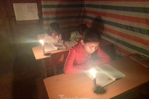 Chưa có điện, thầy đốt nến cho trò học bài