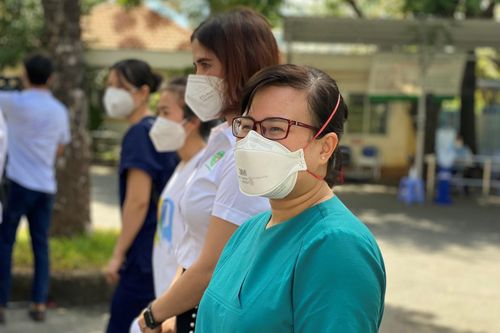 Bác sĩ TP.HCM về miền Tây hỗ trợ tiêm chủng vắc xin Covid-19