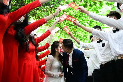 Lo lỗ vốn khi cưới chạy hậu dịch