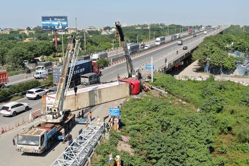 Xe container tự lật khiến đường vành đai 3 trên cao tắc cục bộ