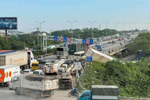 Xe container lật nghiêng trên cầu Thanh Trì, ùn tắc kéo dài suốt sáng