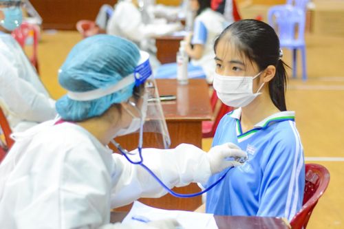 Những lưu ý cần theo dõi sát sao khi trẻ tiêm vaccine phòng COVID-19