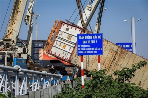 Xe container bị lật trên cầu Thanh Trì, tuyến vành đai 3 ùn tắc