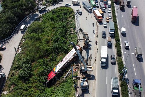 Giải tỏa ùn tắc trên Vành đai 3 do xe container bị lật