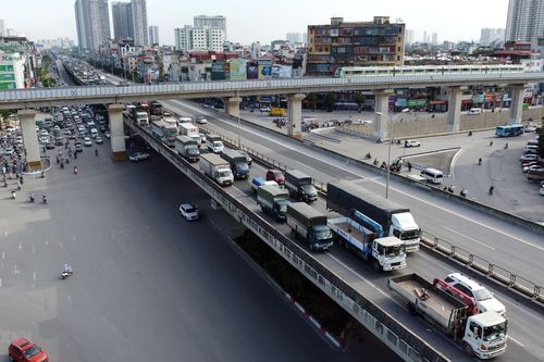 Ùn tắc kéo dài nhiều km trên đường vành đai 3 trên cao Hà Nội