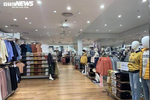 Khách 'ngại' mua sắm, cửa hàng thời trang, trung tâm thương mại Hà Nội vắng tanh