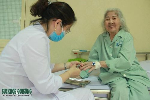 Nhân viên y tế cần mẫn gội đầu, cắt móng tay... tri ân người bệnh