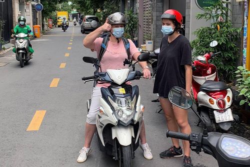 Xe ôm chưa hoạt động, người nước ngoài ở TP.HCM tìm thuê xe máy