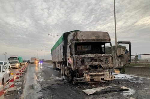 Xe container bất ngờ bùng cháy trên cầu Thanh Trì, ùn tắc kéo dài