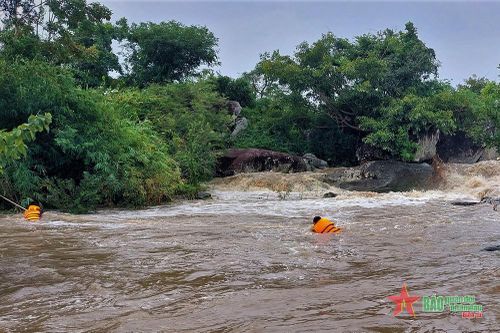 Gia Lai trắng đêm chiến đấu với lũ dữ để cứu người dân mắc kẹt trên sông Ba