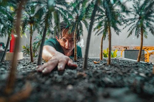 Vườn cây giả sống động như thật của anh chàng phụ hồ